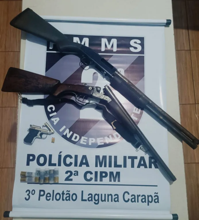 Armas apreendidas com o motorista do carro Fiat Strada; Foto: Divulgação/PM