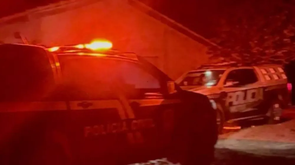 Equipes policiais em frente a casa na fazenda (Divulgação / Diário Corumbaense)