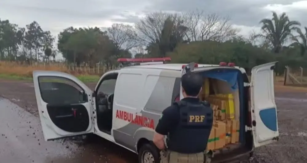 Ambulância foi apreendia com droga na BR-060 (Foto: PRF)