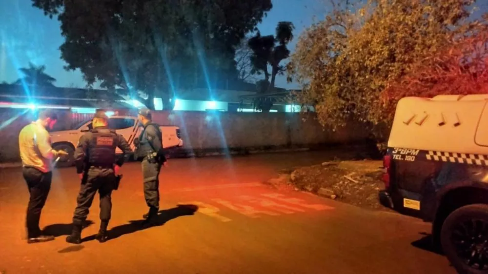 Policiais na esquina da tentativa de homicídio, no Parque das Nações II; Foto: Leandro Holsbach