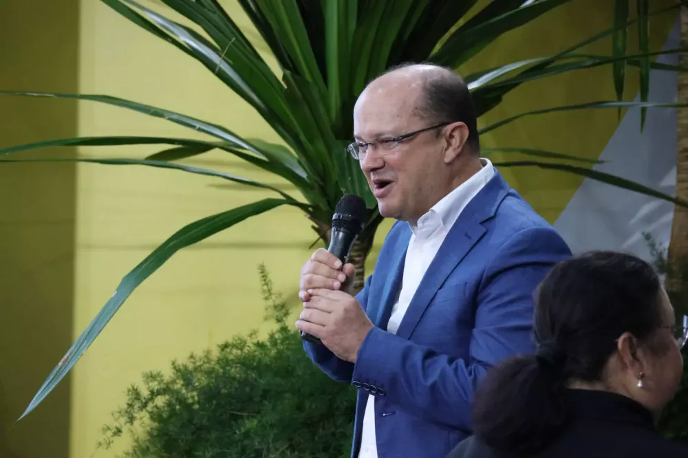 Barbosinha embarca para Fórum Nacional de Governadores, em Belém