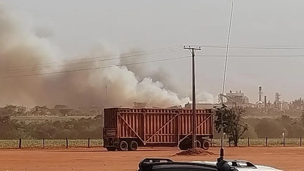 Incêndio atinge mata e lavoura de cana próximo à usina Atvos entre Rio Brilhante e Deodápolis