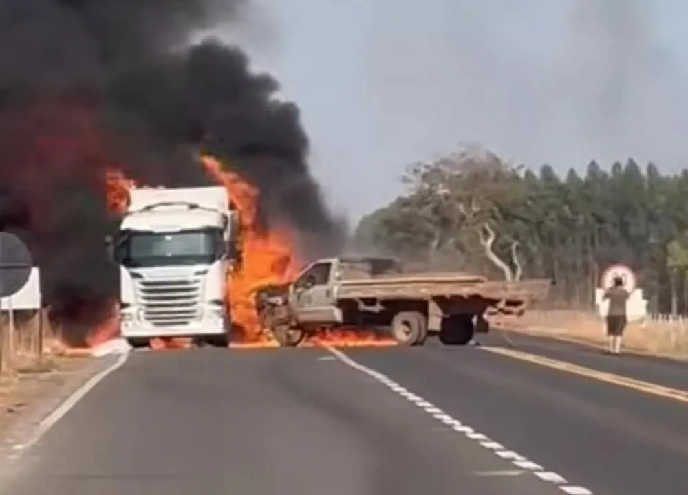 Caminhonete e carreta pegam fogo após colisão frontal na MS-377