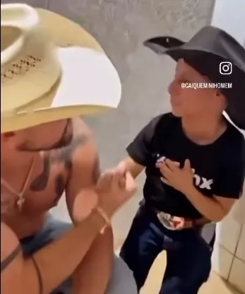 Caique, o Mini Homem de Deodápolis, participa da Festa do Peão de Barretos e encontra Rincón