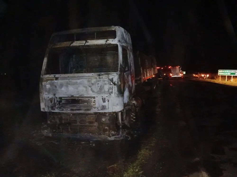 Incêndio destrói caminhão e atinge lavoura de cana na BR-376 entre Deodápolis e Ivinhema