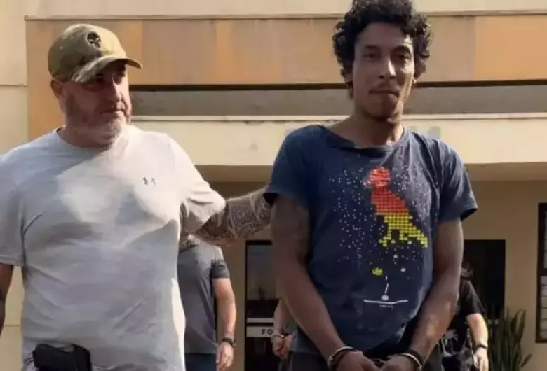 Jailton Pereira dos Santos, no momento da prisão. - Crédito: (Reprodução/Polícia Civil)