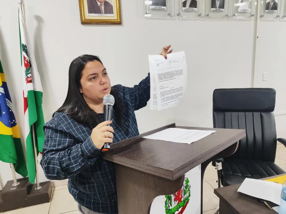 Vereadora Fernandinha Cazuza usa a tribuna e defende atuação da deputada Lia Nogueira em Deodápolis