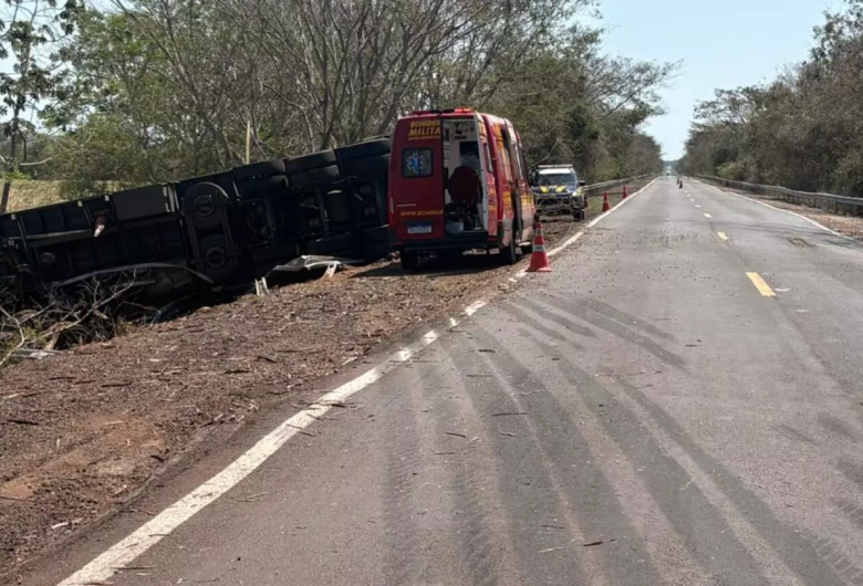 Motorista de carreta morre preso às ferragens em tombamento