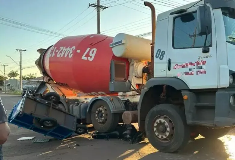 Caminhão-betoneira avança sinal de “Pare” e esmaga motocicleta