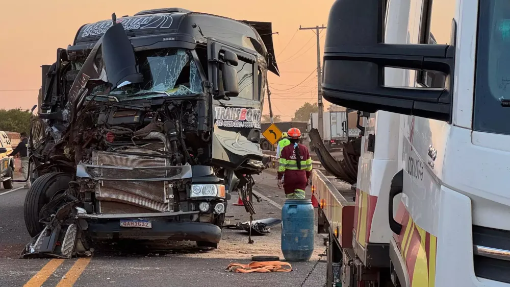 Engavetamento com quatro carretas deixa cabine de veículo destruída na BR-163 em Campo Grande
