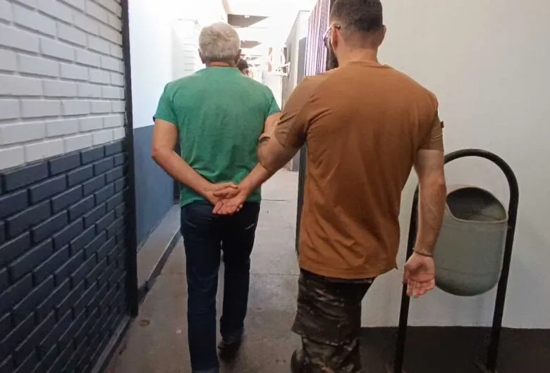 Homem de camiseta verde foi preso - Crédito: Osvaldo Duarte/Dourados News
