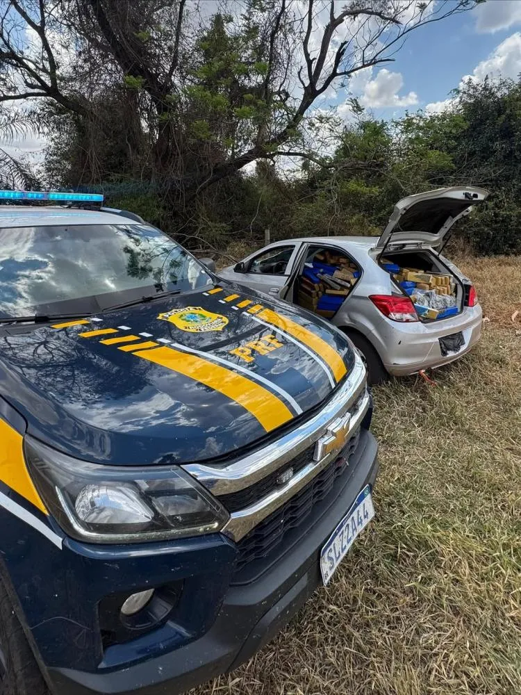 PRF persegue suspeitos em Deodápolis e encontra carro com mais de 700 quilos de maconha após perseguição