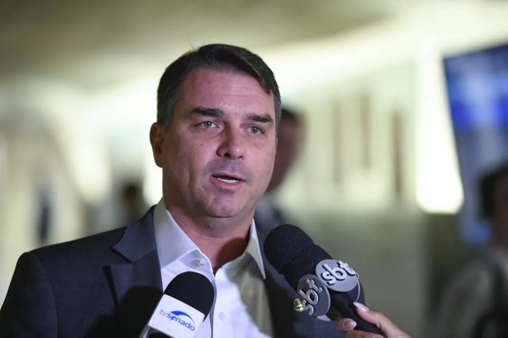 Flávio Bolsonaro diz que país vive “momento crítico” e pede união para “resgatar a democracia”