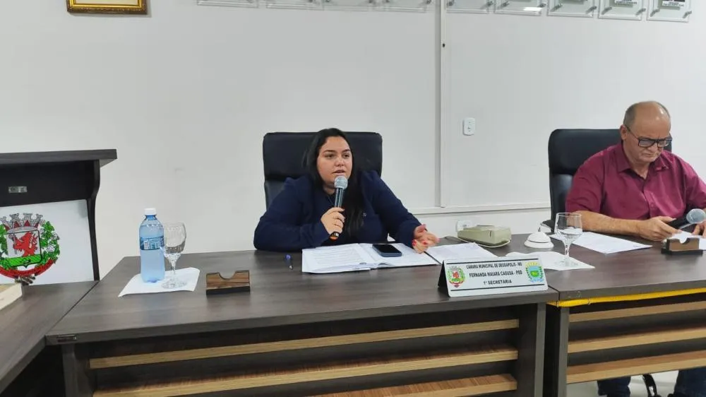 Vereadora Fernandinha Cazuza propõe em indicação, instalação de placas de 'Pare' em cruzamentos de Deodápolis