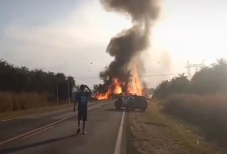 Acidente entre carro e carreta deixa um morto e interdita rodovia