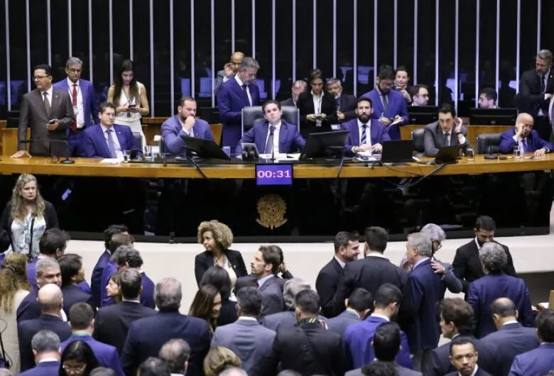 Aprovado projeto que amplia isenção do IR para R$ 5 mil