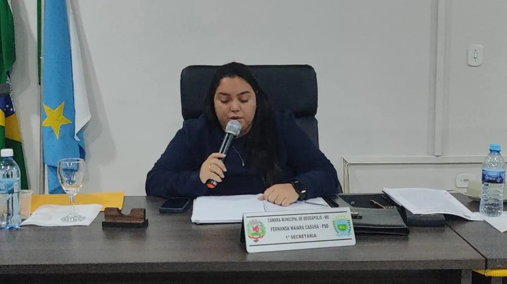Vereadora Fernandinha Casusa cobra secretário Dado Siqueira e pede reforma da quadra sintética do Módulo Esportivo em Deodápolis