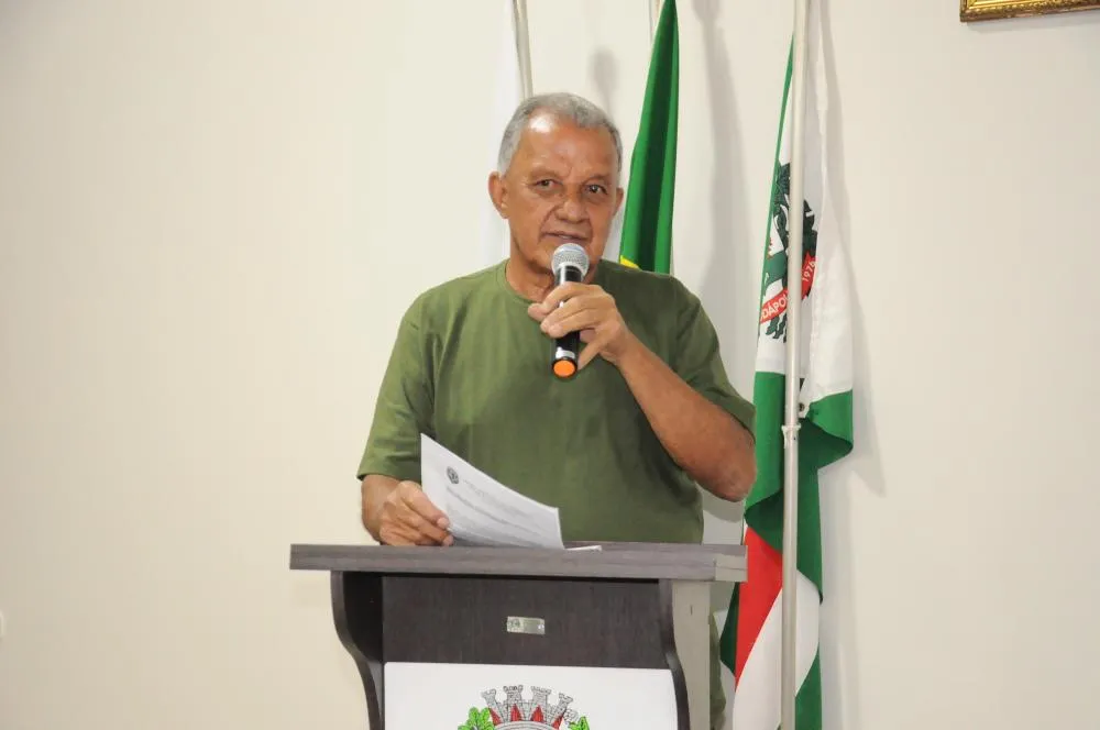 Vereador Edmilson Prates homenageia servidor com moção de aplausos