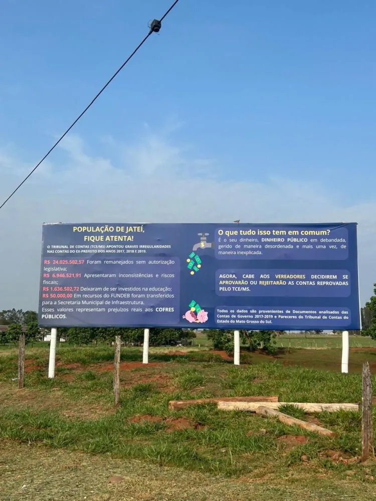 Outdoor em Jateí alerta população sobre irregularidades nas contas do ex-prefeito Eraldo Leite