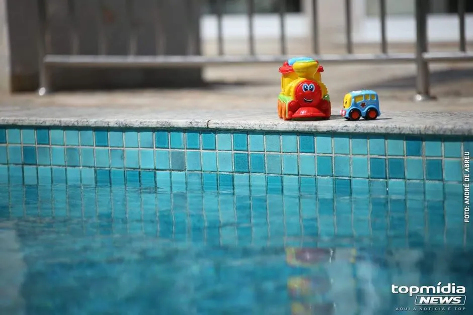 Bebê de apenas 11 meses se afoga em piscina de plástico