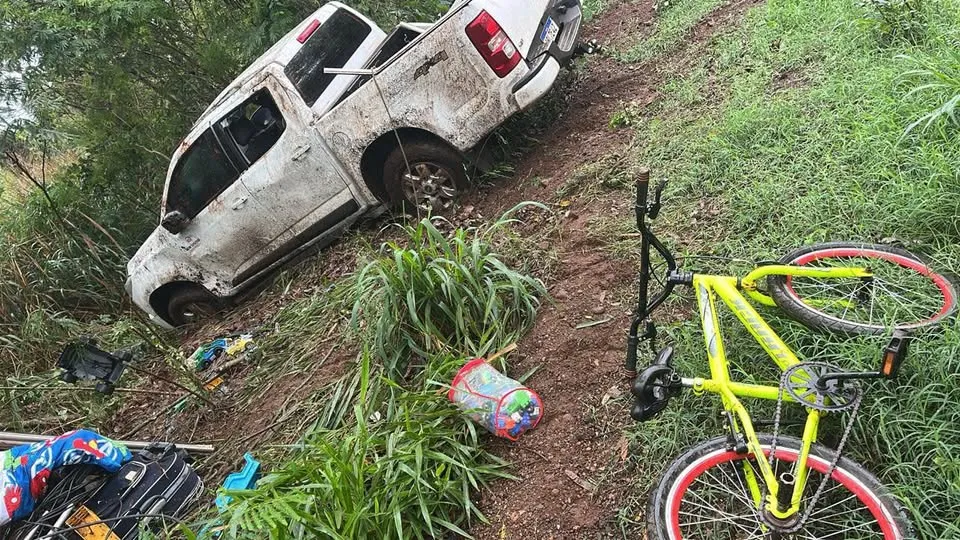 Caminhonete capota próximo ao “Tonho Urubu” em Deodápolis; mãe e dois filhos são socorridos