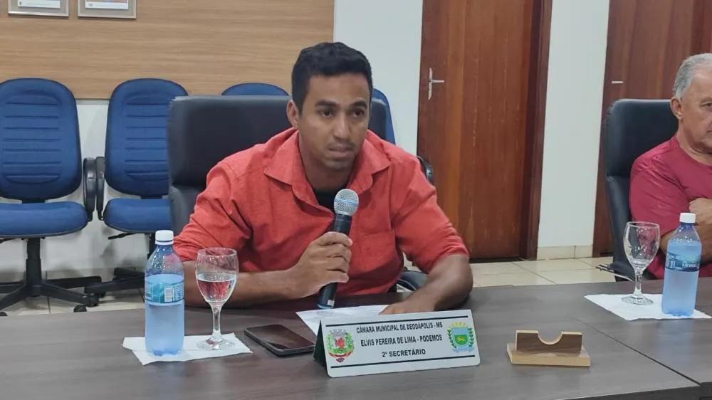 Vereador Elvis do Pelinha cobra troca de lâmpadas queimadas e critica falta de diálogo com setor responsável