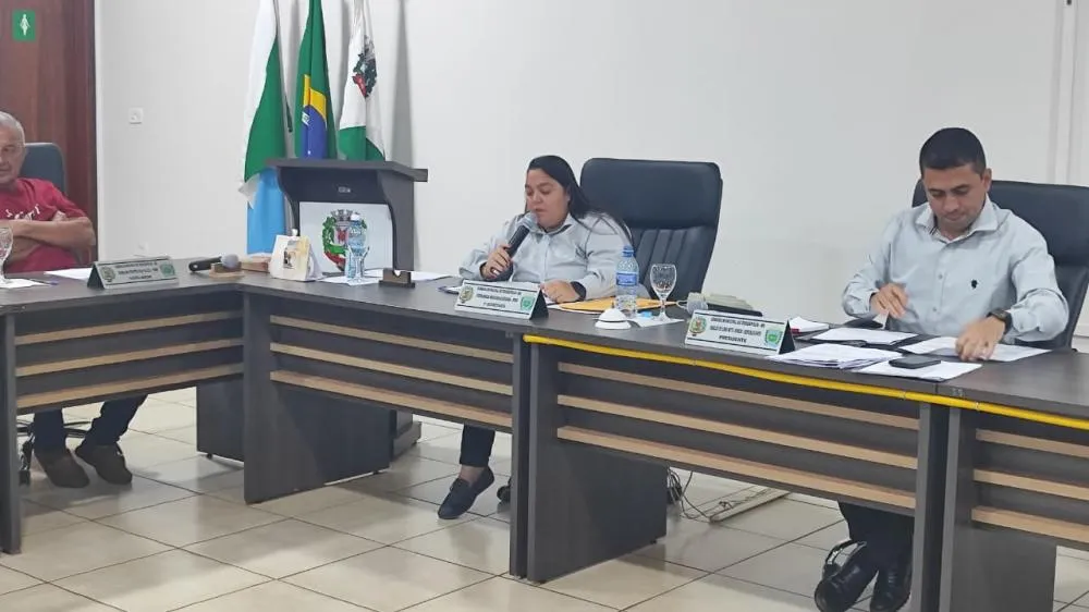 Vereadora Fernanda Casusa entrega moção de aplausos ao radialista Pereira Neto em reconhecimento por serviços prestados à comunidade