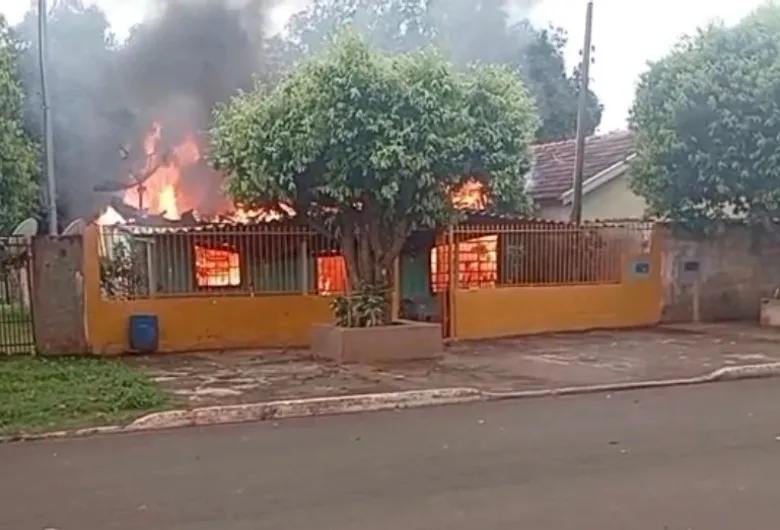 Casa de madeira é consumida pelo fogo e idoso de 81 anos é salvo por vizinhos em Vicentina