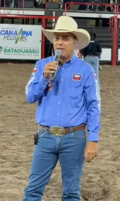 Homenagem a Bozó emociona público em Bataguassu durante apresentação de Pena Branca