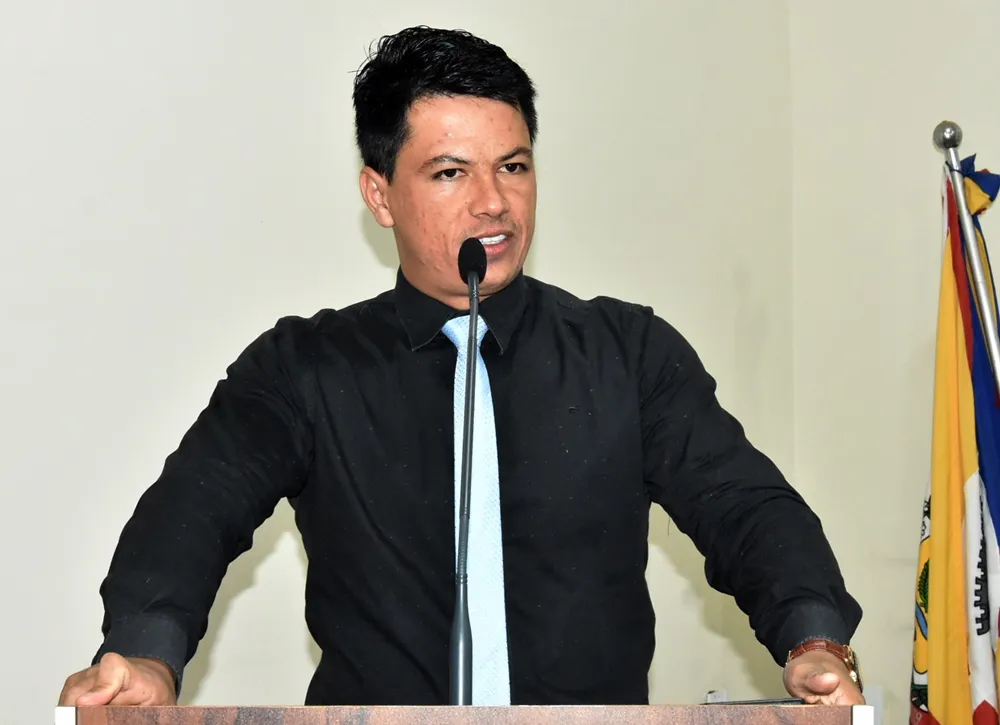 Prefeito de Glória autoriza compra de carro de mais de R$ 300 mil sem licitação