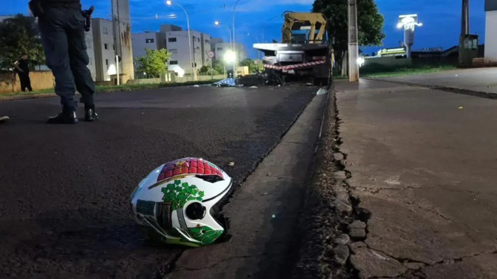 Capacete que era usado pela vítima; Fotos e vídeo: Sidnei Bronka/Ligado Na Notícia