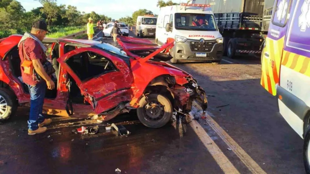Batida entre 3 veículos deixa um morto e 12 feridos na BR-163
