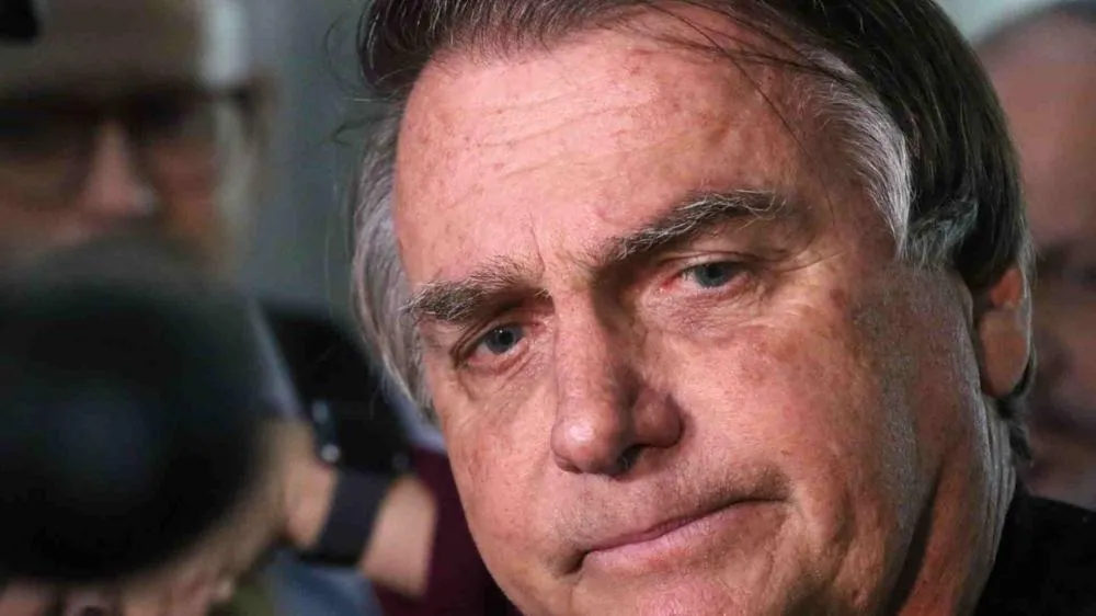 24 horas após queda na prisão, Moraes autoriza ida de Bolsonaro a hospital para exames