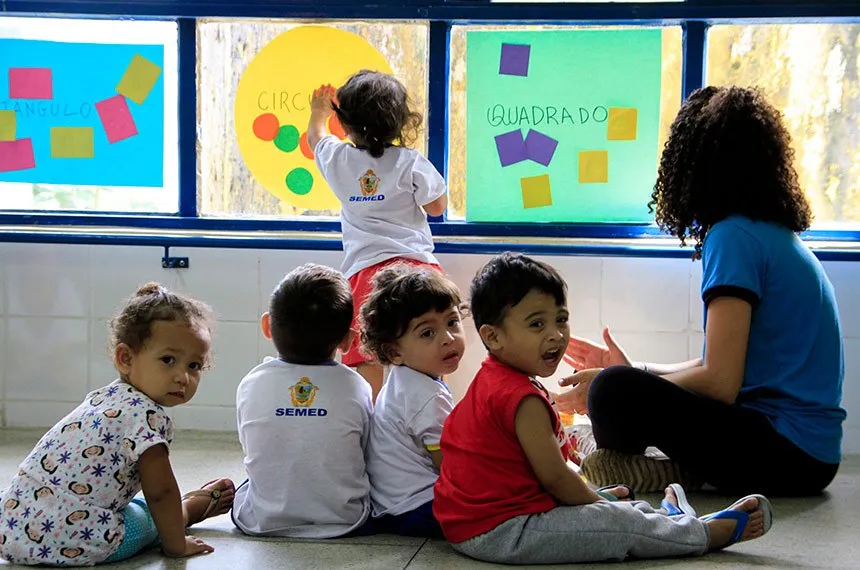Agora é lei: professor da educação infantil integra carreira do magistério