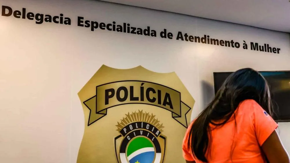 Arquiteto é levado para a delegacia ao tentar beijar amiga à força em churrascaria no Parque dos Poderes