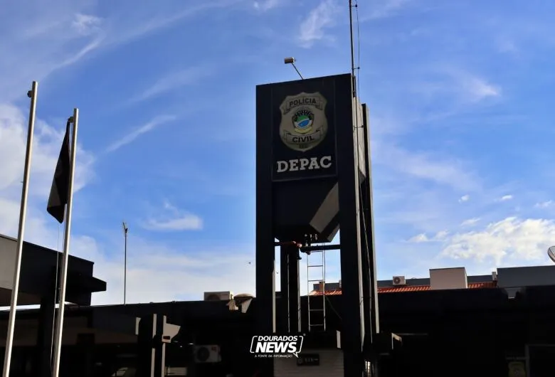Adolescente agride a mãe em condomínio de luxo e foge com carro da família