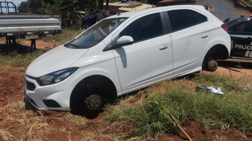 Carro de professor vítima de tentativa de latrocínio estava sem os pneus