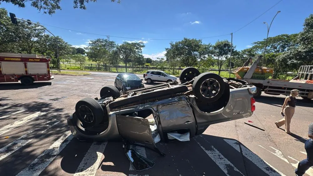 Caminhonete S10 capota ao ser atingida por HB20 durante conversão proibida na Via Park