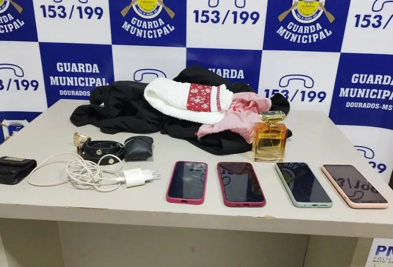 Homem é preso nu após invadir loja e tentar fugir pulando muros no centro