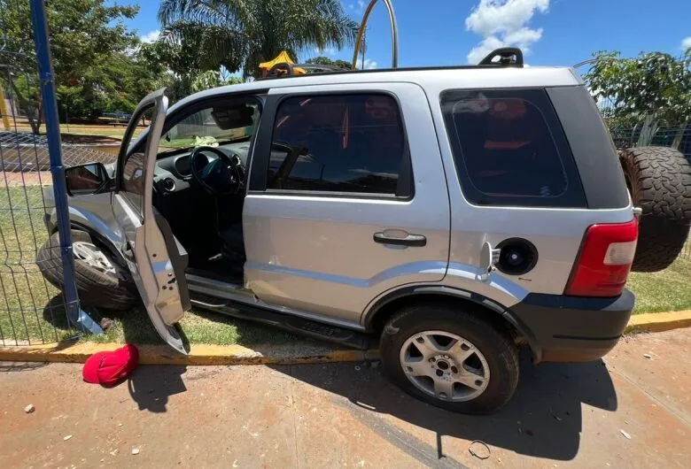 Homem foge da polícia e invade praça com carro após denúncia de tráfico