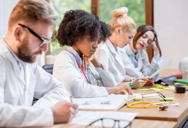 Senadores debatem criação de novo exame para formandos em medicina