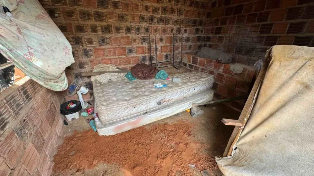 Adolescente é morto a tiros e facadas enquanto dormia em casa no Jardim Centro Oeste
