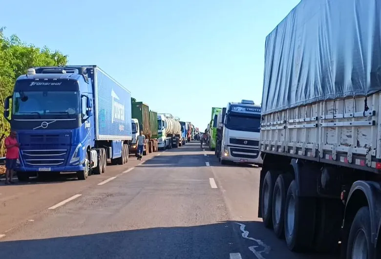 Carro que pegou fogo teria invadido pista contrária na BR-163; trânsito em toda a região está parado
