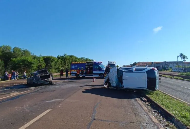 Motorista de carro que pegou fogo voltava do trabalho quando se envolveu em acidente na BR-163