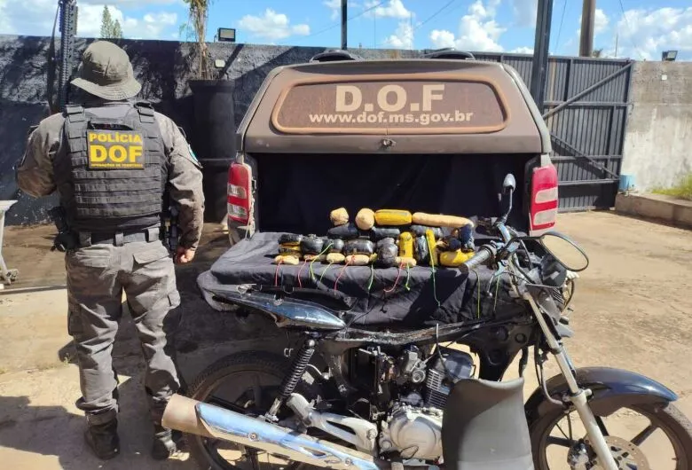 O condutor, a motocicleta e o entorpecente, avaliado em aproximadamente R$ 975 mil, foram encaminhados à Delegacia - Crédito: Divulgação/DOF