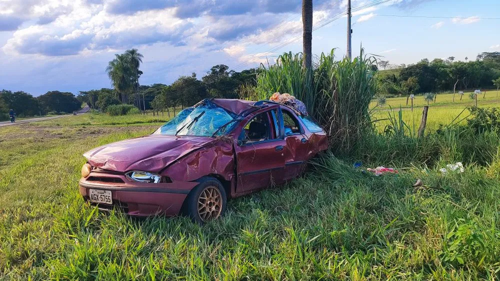 Veículo com família capota às margens da BR-376 em Deodápolis