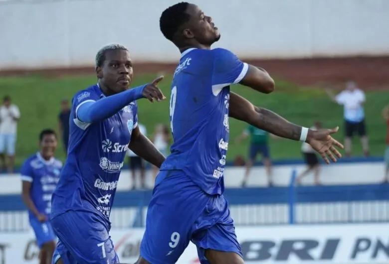 Tuninho (7) e Jonatas (9) marcaram os gols da vitória do Ivinhema no Saraivão - Crédito: (Edcarlos Calado/@clavaphotos)