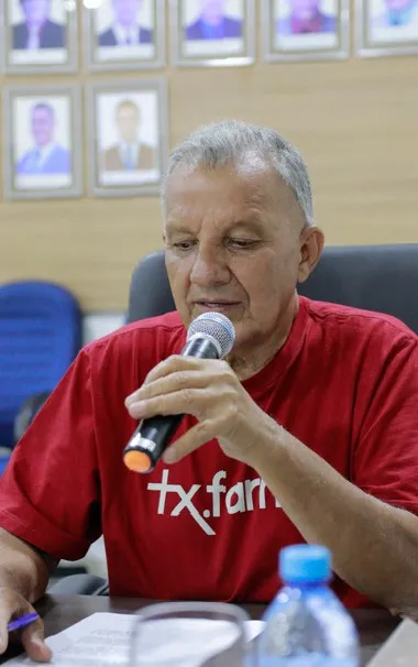Vereador Edmilson da Banda propõe rebaixamento de meio-fio para estacionamento em avenida de Deodápolis