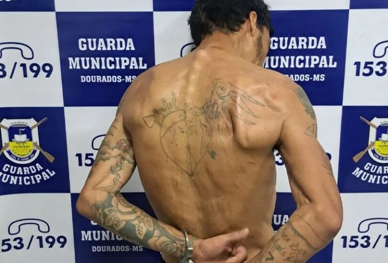 Homem estava escondido atrás de armário - Crédito: Divulgação 