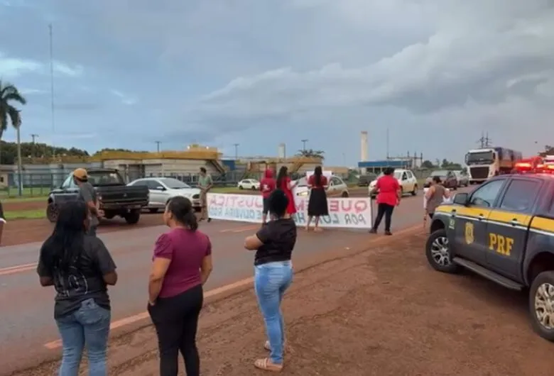 Manifestantes fecharam totalmente o trecho da rodovia - Crédito: Reprodução/Ligado na Redação 